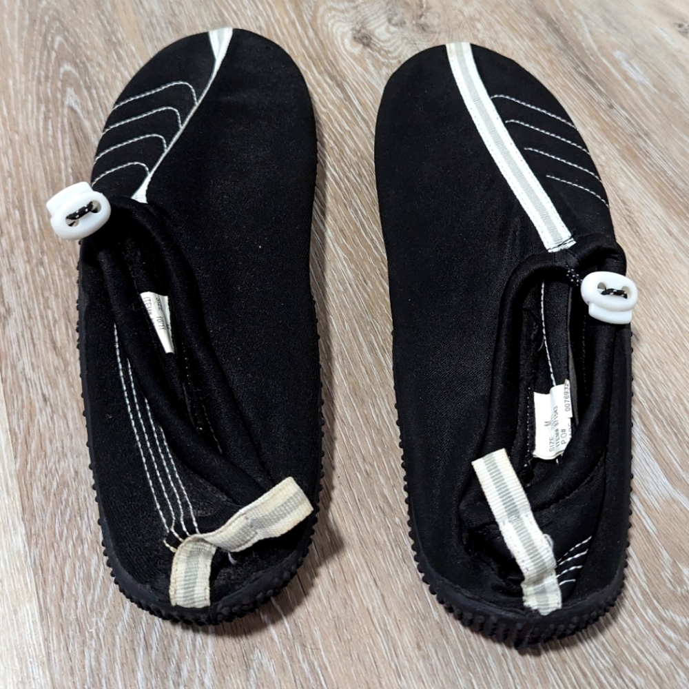 Men's Medium Water Shoes 10/11 Frisky Brand